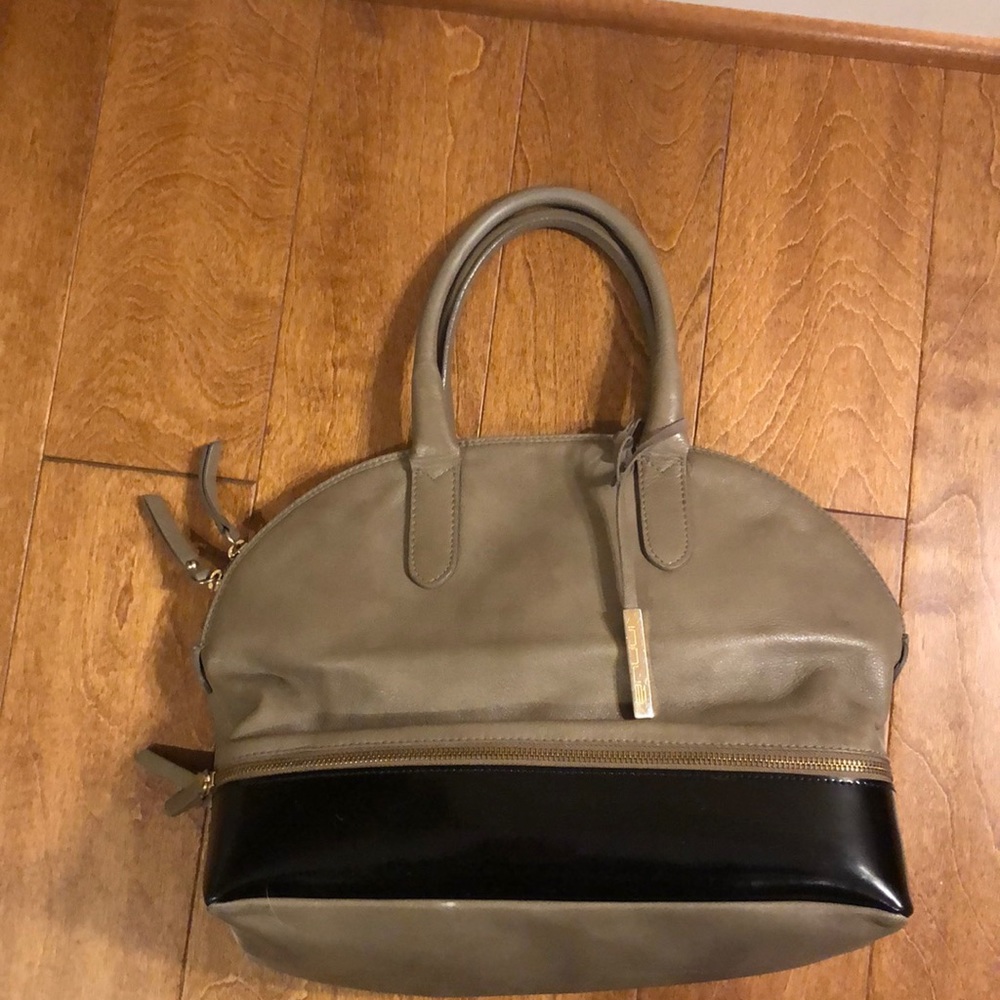 Innue zippered leather tote!